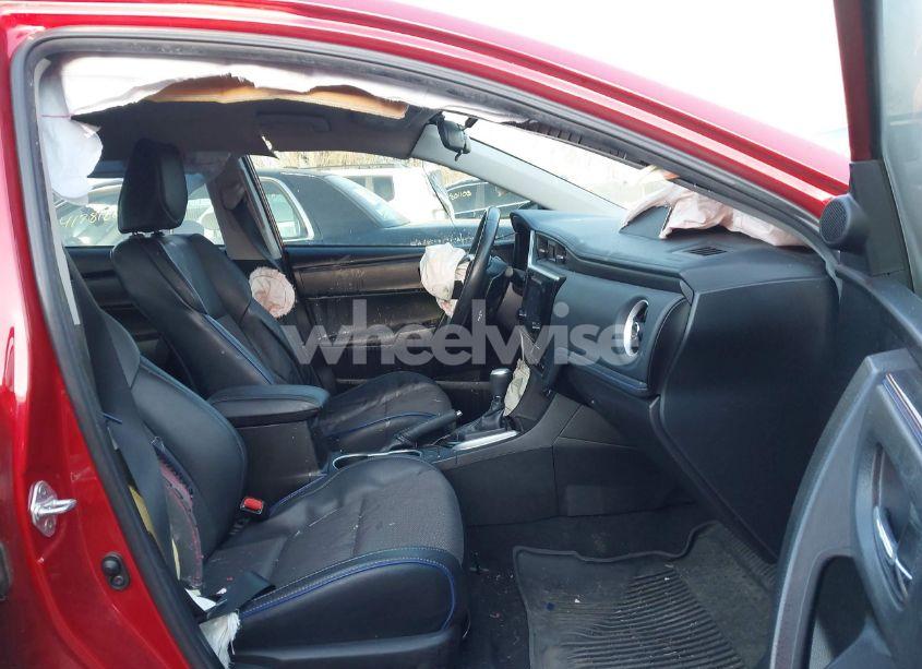 Photo 5 of 2018 Toyota Corolla SE (VIN 5YFBURHE7JP759852)