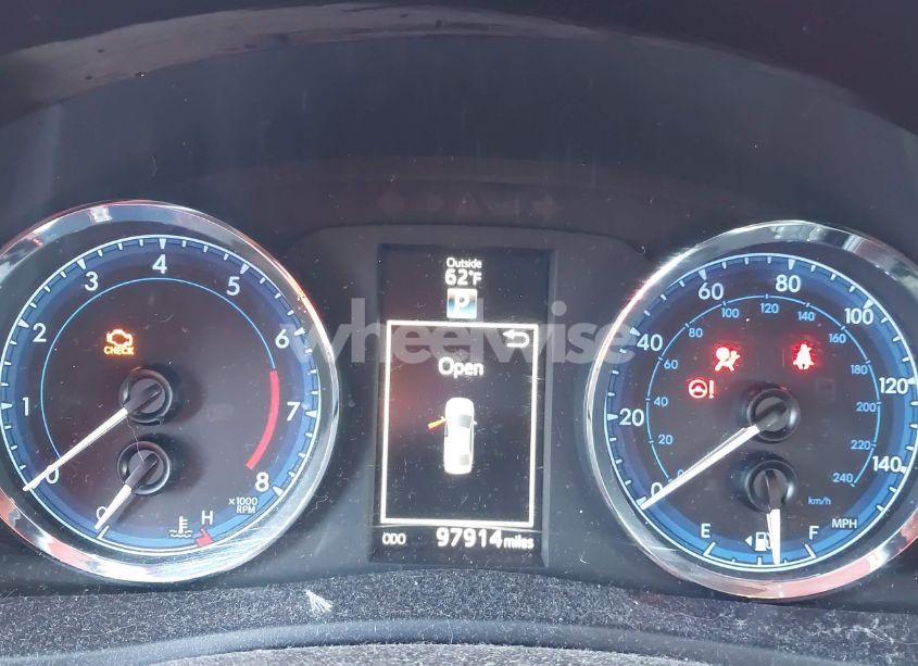 Photo 7 of 2018 Toyota Corolla SE (VIN 5YFBURHE7JP759852)