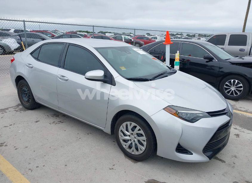 2018 Toyota Corolla LE (VIN 5YFBURHE7JP822870) main photo