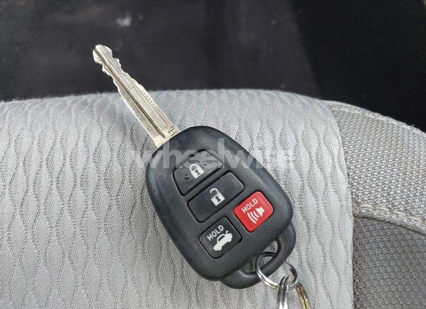 Photo 11 of 2018 Toyota Corolla LE (VIN 5YFBURHE7JP822870)