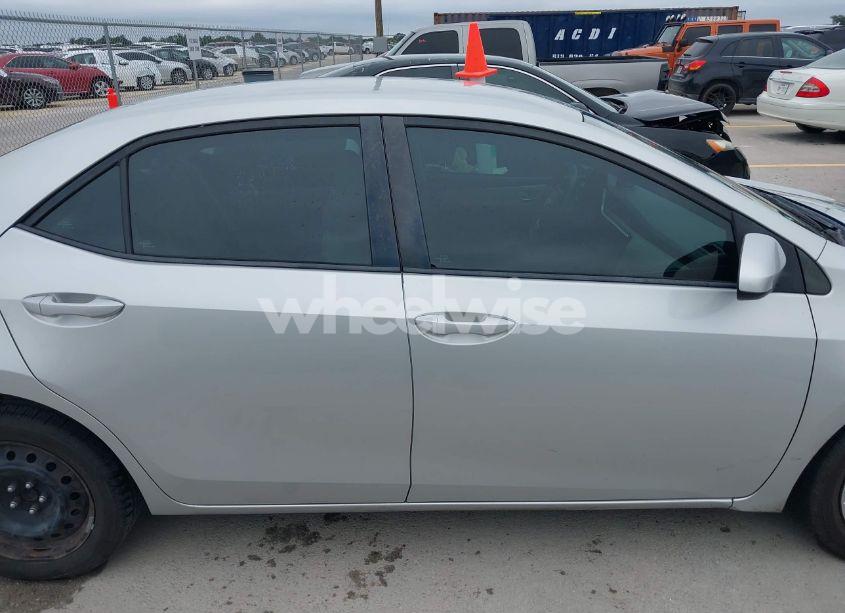 Photo 13 of 2018 Toyota Corolla LE (VIN 5YFBURHE7JP822870)