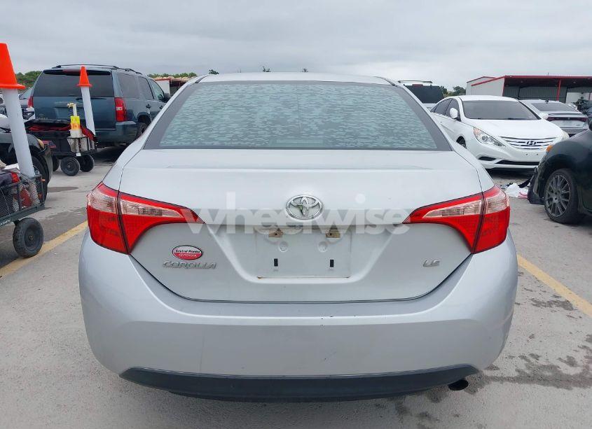 Photo 16 of 2018 Toyota Corolla LE (VIN 5YFBURHE7JP822870)