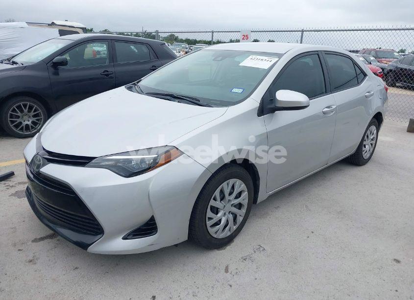 Photo 2 of 2018 Toyota Corolla LE (VIN 5YFBURHE7JP822870)