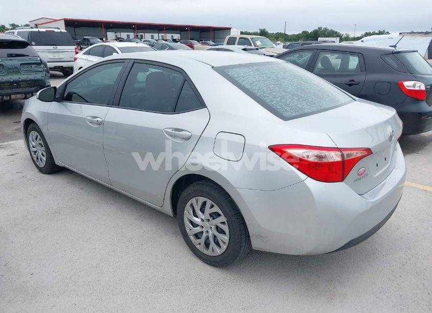 Photo 3 of 2018 Toyota Corolla LE (VIN 5YFBURHE7JP822870)