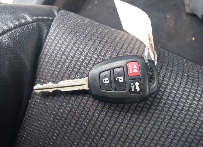 Photo 11 of 2018 Toyota Corolla SE (VIN 5YFBURHE7JP829768)