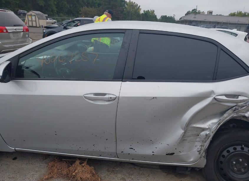 Photo 14 of 2018 Toyota Corolla SE (VIN 5YFBURHE7JP829768)