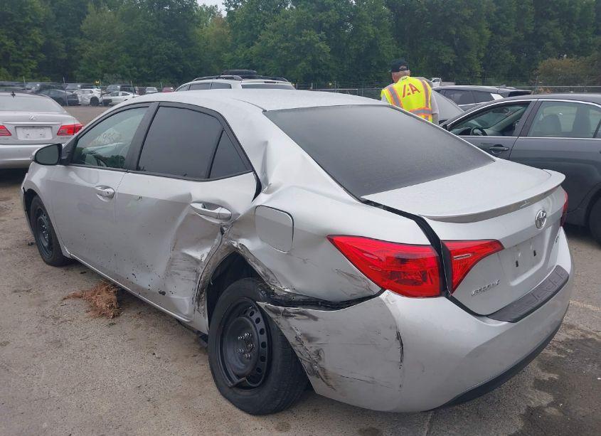 Photo 3 of 2018 Toyota Corolla SE (VIN 5YFBURHE7JP829768)