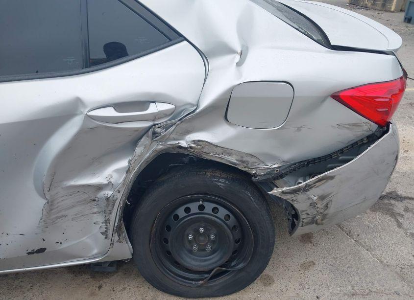 Photo 6 of 2018 Toyota Corolla SE (VIN 5YFBURHE7JP829768)