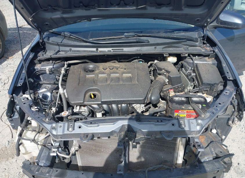 Photo 10 of 2018 Toyota Corolla LE (VIN 5YFBURHE7JP831522)