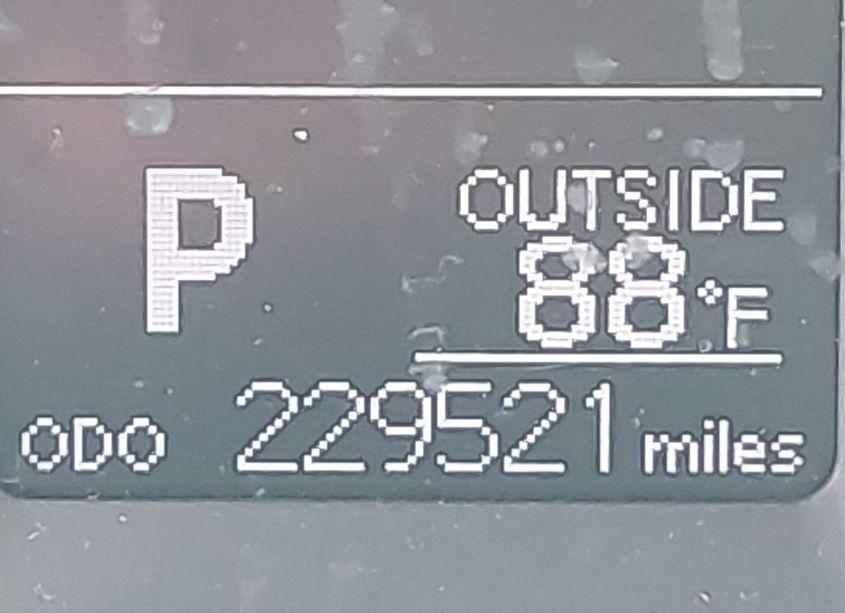 Photo 16 of 2018 Toyota Corolla LE (VIN 5YFBURHE7JP831522)