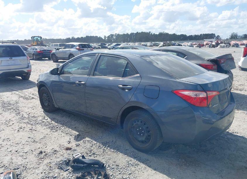 Photo 3 of 2018 Toyota Corolla LE (VIN 5YFBURHE7JP831522)