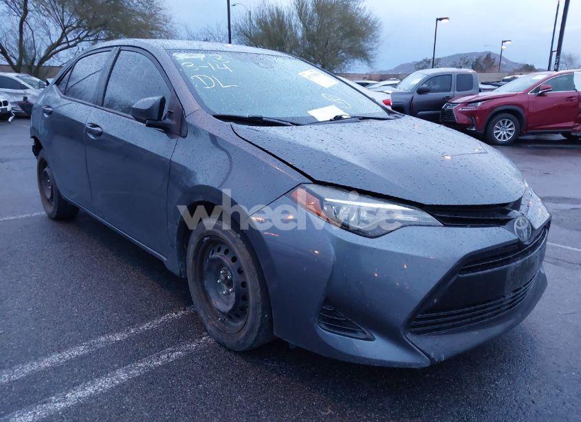 2018 Toyota Corolla LE (VIN 5YFBURHE7JP833321) main photo