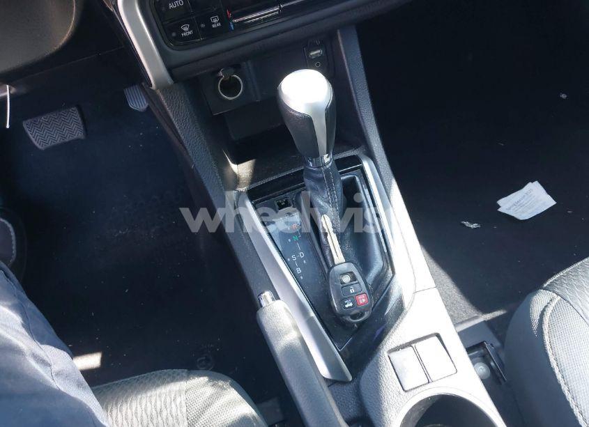 Photo 11 of 2018 Toyota Corolla LE (VIN 5YFBURHE7JP833321)