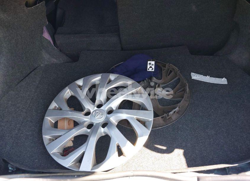 Photo 12 of 2018 Toyota Corolla LE (VIN 5YFBURHE7JP833321)