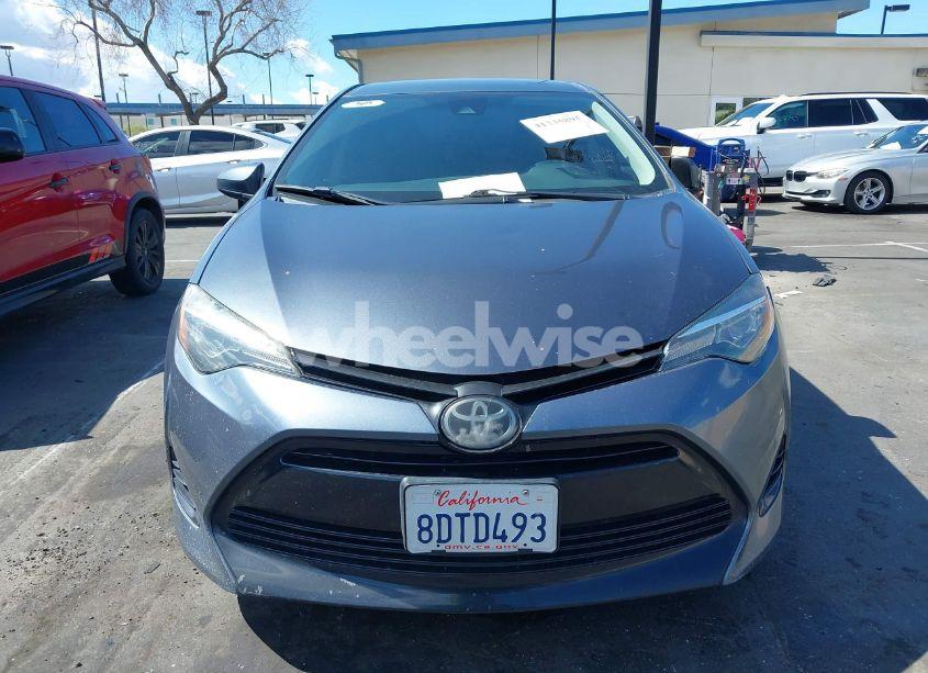 Photo 13 of 2018 Toyota Corolla LE (VIN 5YFBURHE7JP833321)
