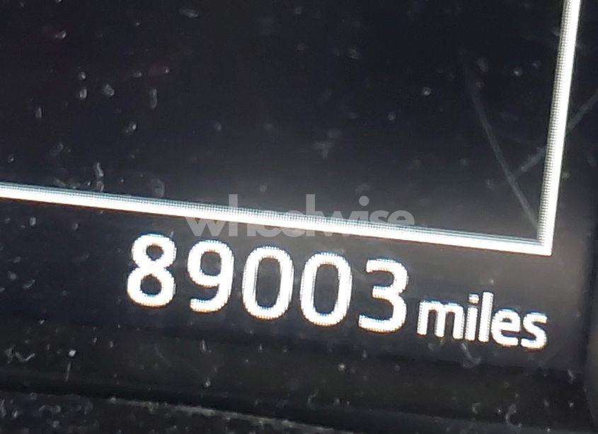 Photo 15 of 2018 Toyota Corolla SE (VIN 5YFBURHE7JP844920)