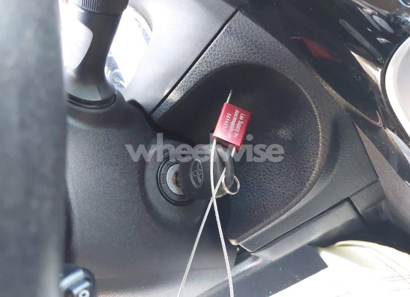 Photo 11 of 2018 Toyota Corolla SE (VIN 5YFBURHE7JP852192)