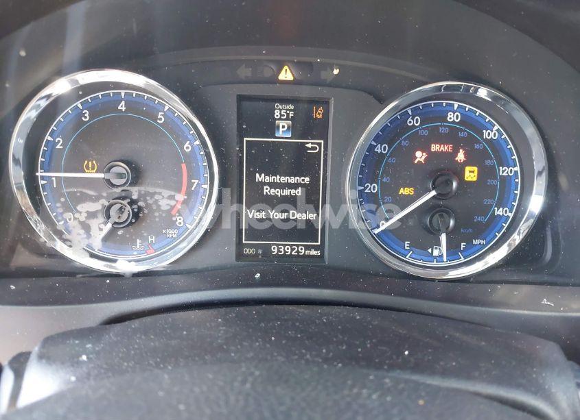 Photo 7 of 2018 Toyota Corolla SE (VIN 5YFBURHE7JP852192)