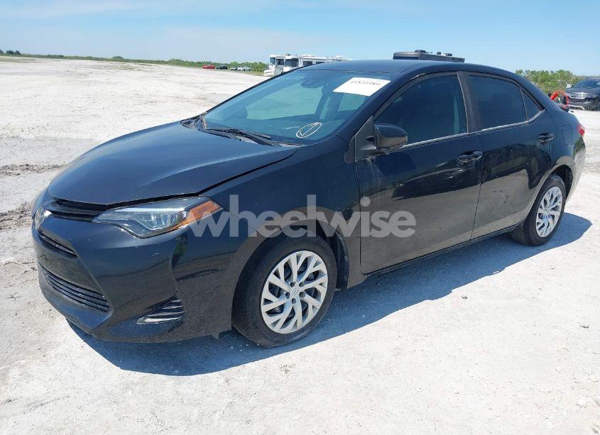 Photo 2 of 2019 Toyota Corolla LE (VIN 5YFBURHE7KP938152)