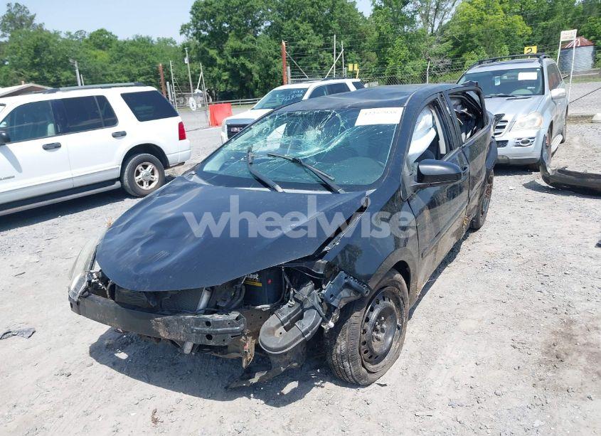 Photo 2 of 2015 Toyota Corolla LE (VIN 5YFBURHE8FP182353)