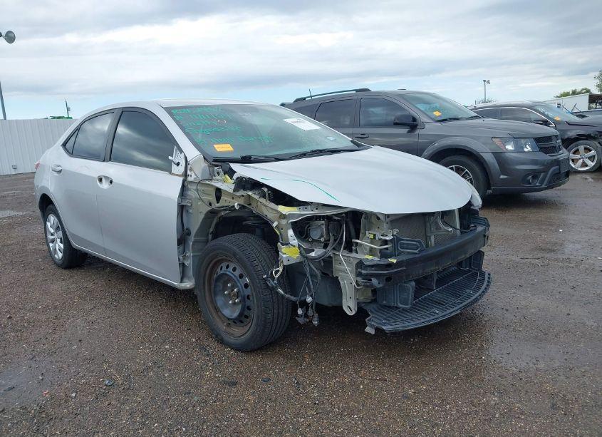 2015 Toyota Corolla LE (VIN 5YFBURHE8FP267547) main photo