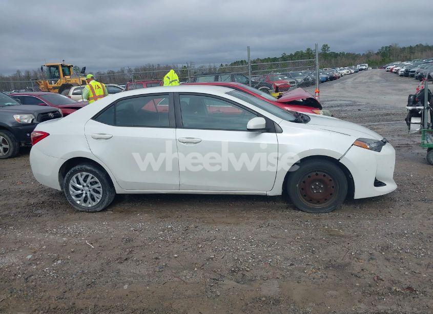 Photo 13 of 2017 Toyota Corolla LE (VIN 5YFBURHE8HP597076)