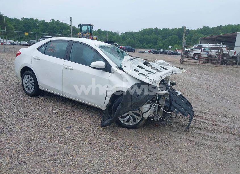 2017 Toyota Corolla LE (VIN 5YFBURHE8HP601174) main photo