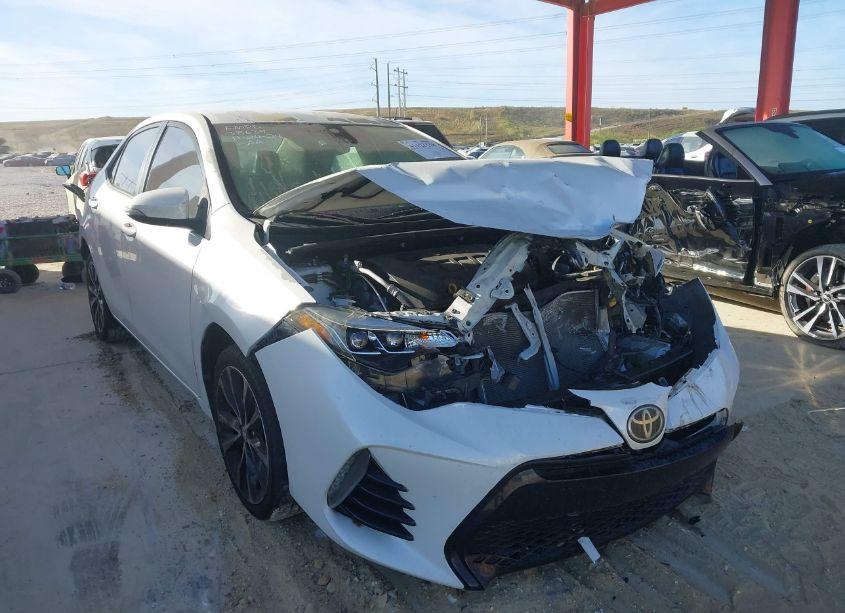 2017 Toyota Corolla SE (VIN 5YFBURHE8HP603751) main photo