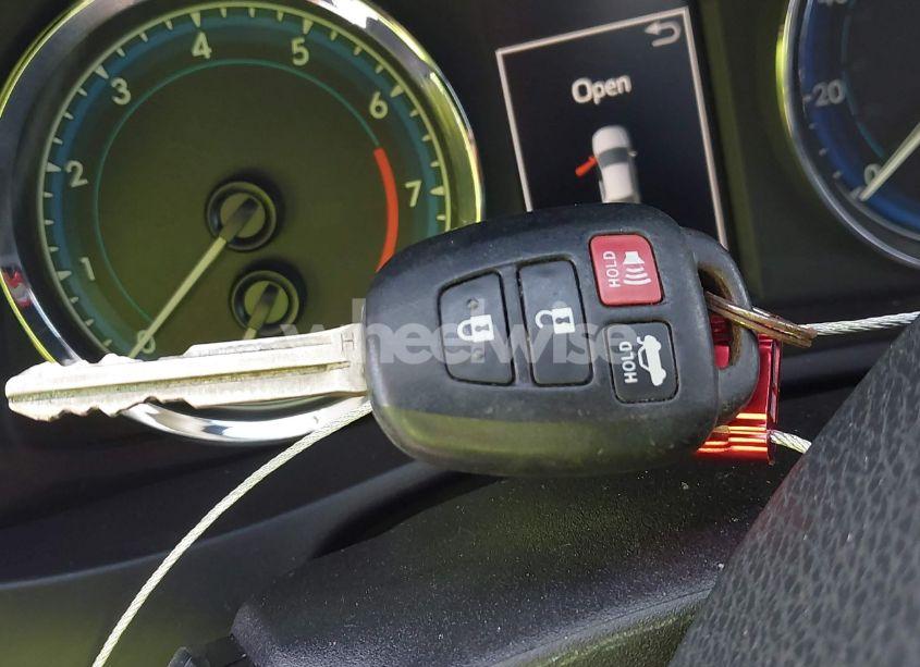 Photo 11 of 2017 Toyota Corolla SE (VIN 5YFBURHE8HP623174)