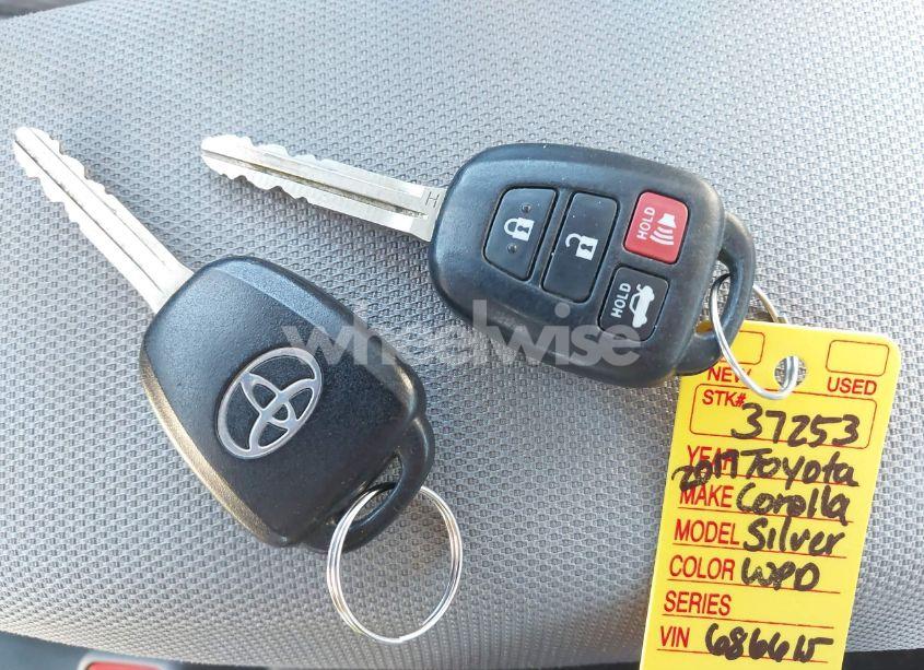 Photo 11 of 2017 Toyota Corolla LE (VIN 5YFBURHE8HP686615)