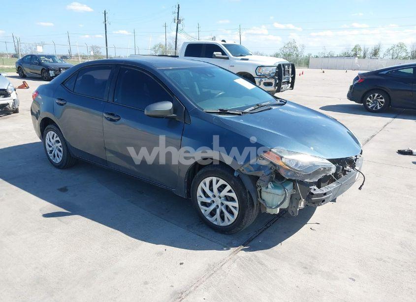 2018 Toyota Corolla LE (VIN 5YFBURHE8JP749881) main photo