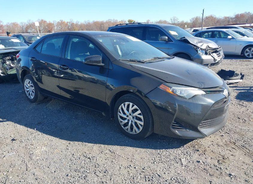 2018 Toyota Corolla LE (VIN 5YFBURHE8JP753512) main photo