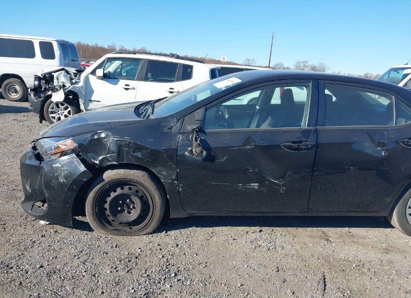 Photo 14 of 2018 Toyota Corolla LE (VIN 5YFBURHE8JP753512)