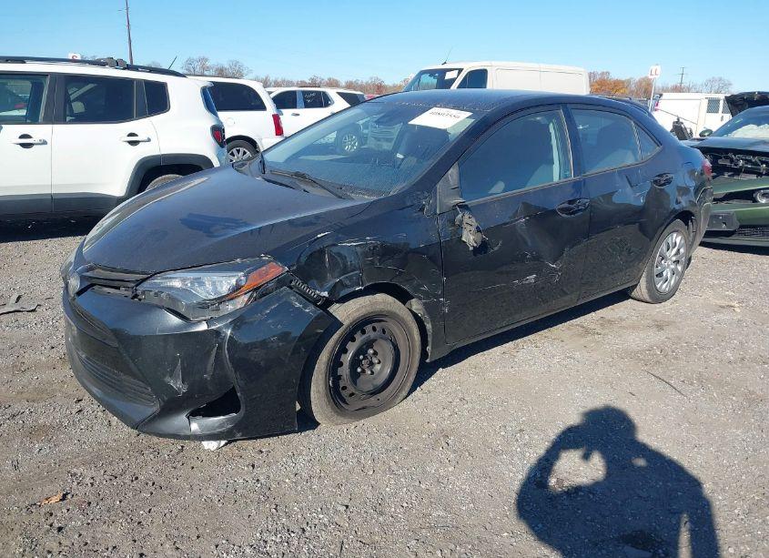 Photo 2 of 2018 Toyota Corolla LE (VIN 5YFBURHE8JP753512)