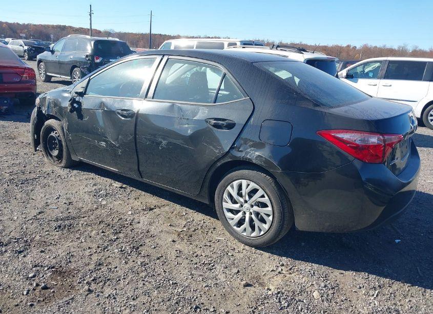 Photo 3 of 2018 Toyota Corolla LE (VIN 5YFBURHE8JP753512)