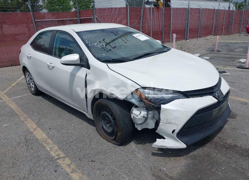 2018 Toyota Corolla LE (VIN 5YFBURHE8JP769404) main photo