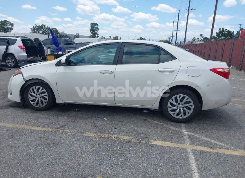 Photo 14 of 2018 Toyota Corolla LE (VIN 5YFBURHE8JP769404)