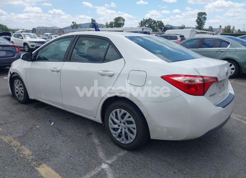 Photo 3 of 2018 Toyota Corolla LE (VIN 5YFBURHE8JP769404)