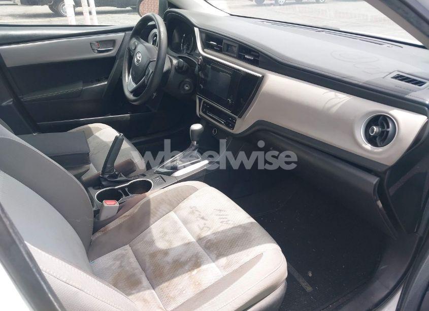 Photo 5 of 2018 Toyota Corolla LE (VIN 5YFBURHE8JP769404)