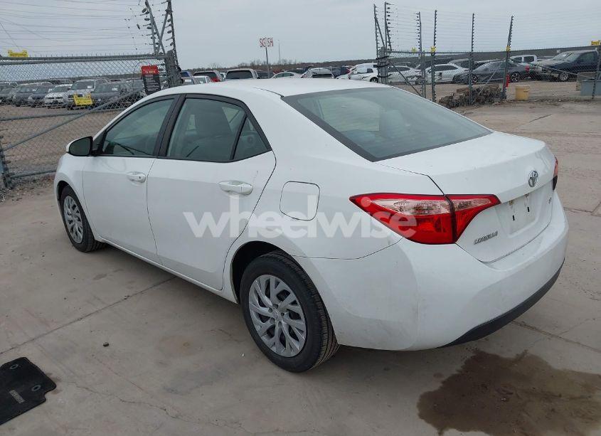 Photo 3 of 2018 Toyota Corolla LE (VIN 5YFBURHE8JP775686)