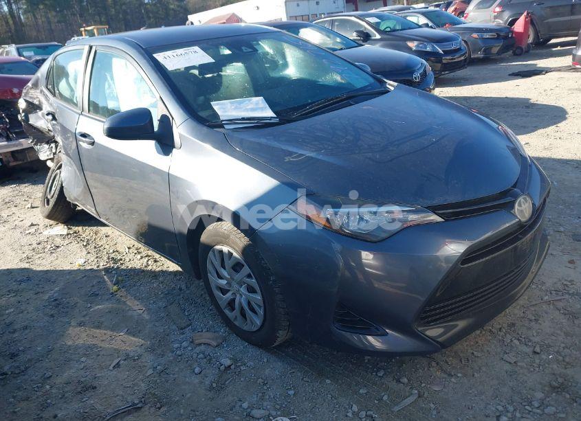 2018 Toyota Corolla LE (VIN 5YFBURHE8JP792715) main photo
