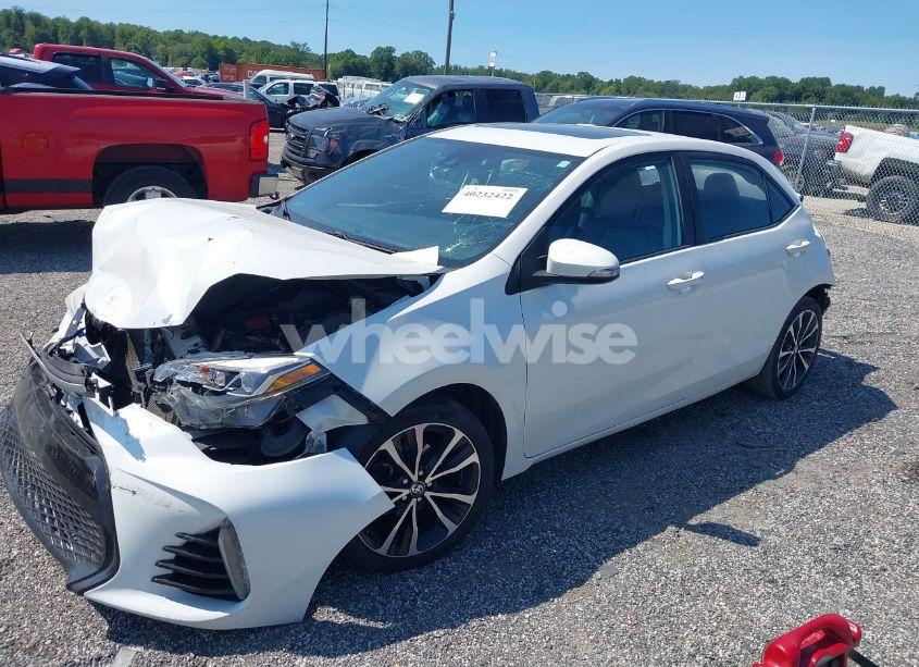 Photo 2 of 2018 Toyota Corolla SE (VIN 5YFBURHE8JP795145)