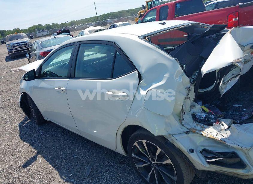 Photo 3 of 2018 Toyota Corolla SE (VIN 5YFBURHE8JP795145)