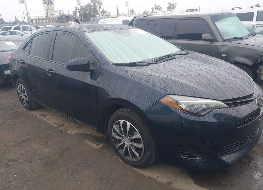 2018 Toyota Corolla LE (VIN 5YFBURHE8JP795999) main photo