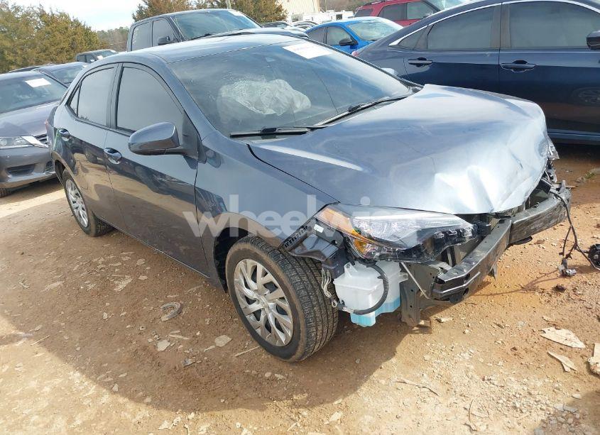 2018 Toyota Corolla LE (VIN 5YFBURHE8JP807522) main photo