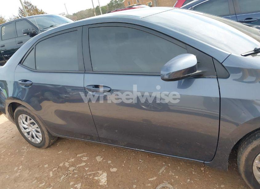 Photo 13 of 2018 Toyota Corolla LE (VIN 5YFBURHE8JP807522)