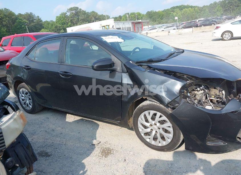 Photo 13 of 2018 Toyota Corolla LE (VIN 5YFBURHE8JP817144)