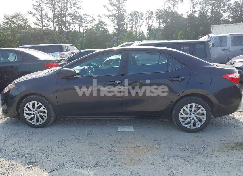 Photo 14 of 2018 Toyota Corolla LE (VIN 5YFBURHE8JP817144)