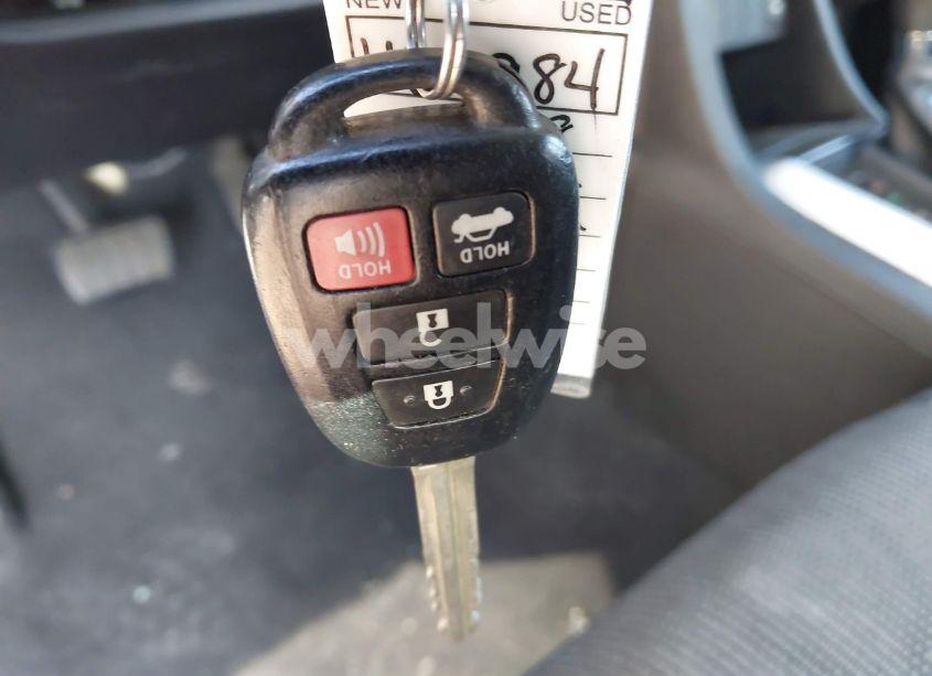 Photo 11 of 2018 Toyota Corolla SE (VIN 5YFBURHE8JP817984)