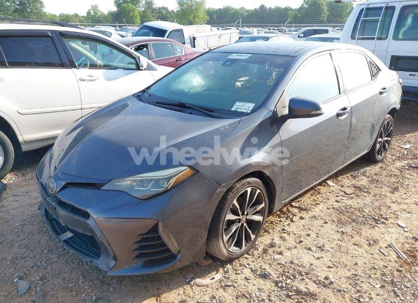 Photo 2 of 2018 Toyota Corolla SE (VIN 5YFBURHE8JP817984)